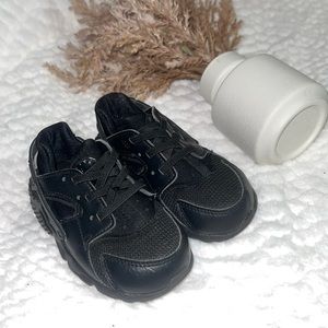 Black Nike gym shoes size 8